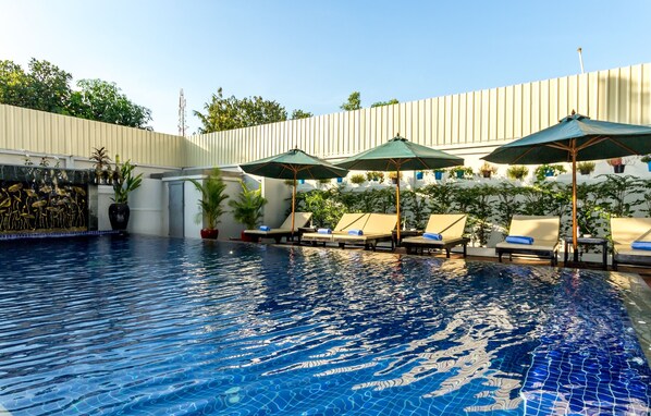 Outdoor pool - Dinata Angkor Boutique Hotel (Siem Reap)