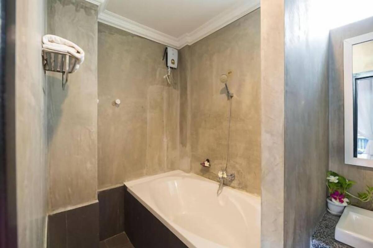 Salle de bain | Ensemble baignoire-douche, articles de toilette (gratuits)