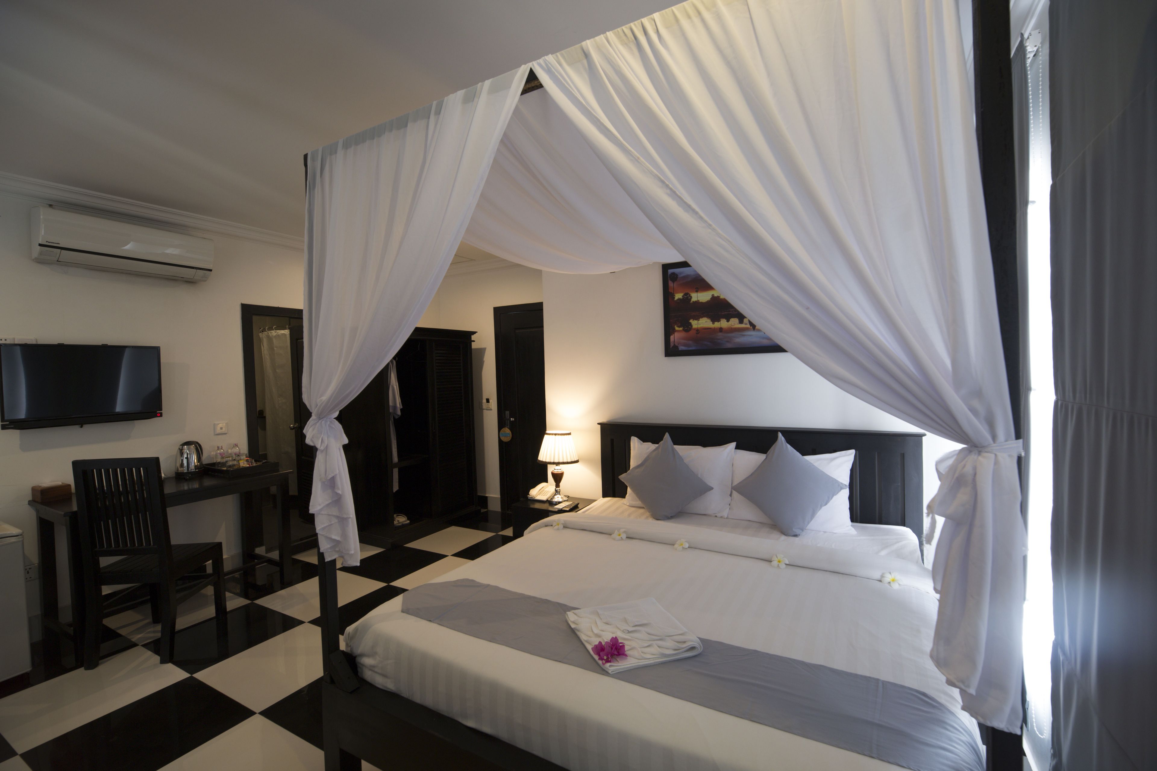 deluxe double room, pool view | 1 bedroom, minibar, in-room safe, desk