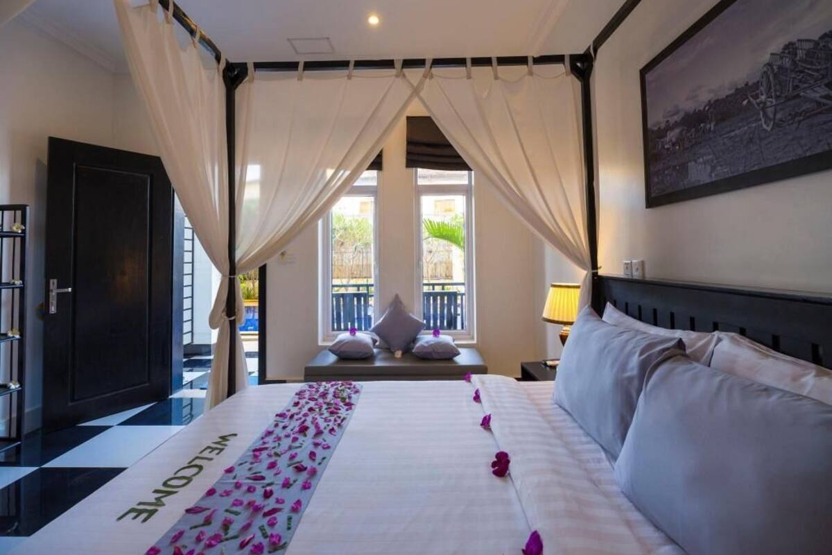 Minibar, värdeförvaringsskåp på rummet och skrivbord