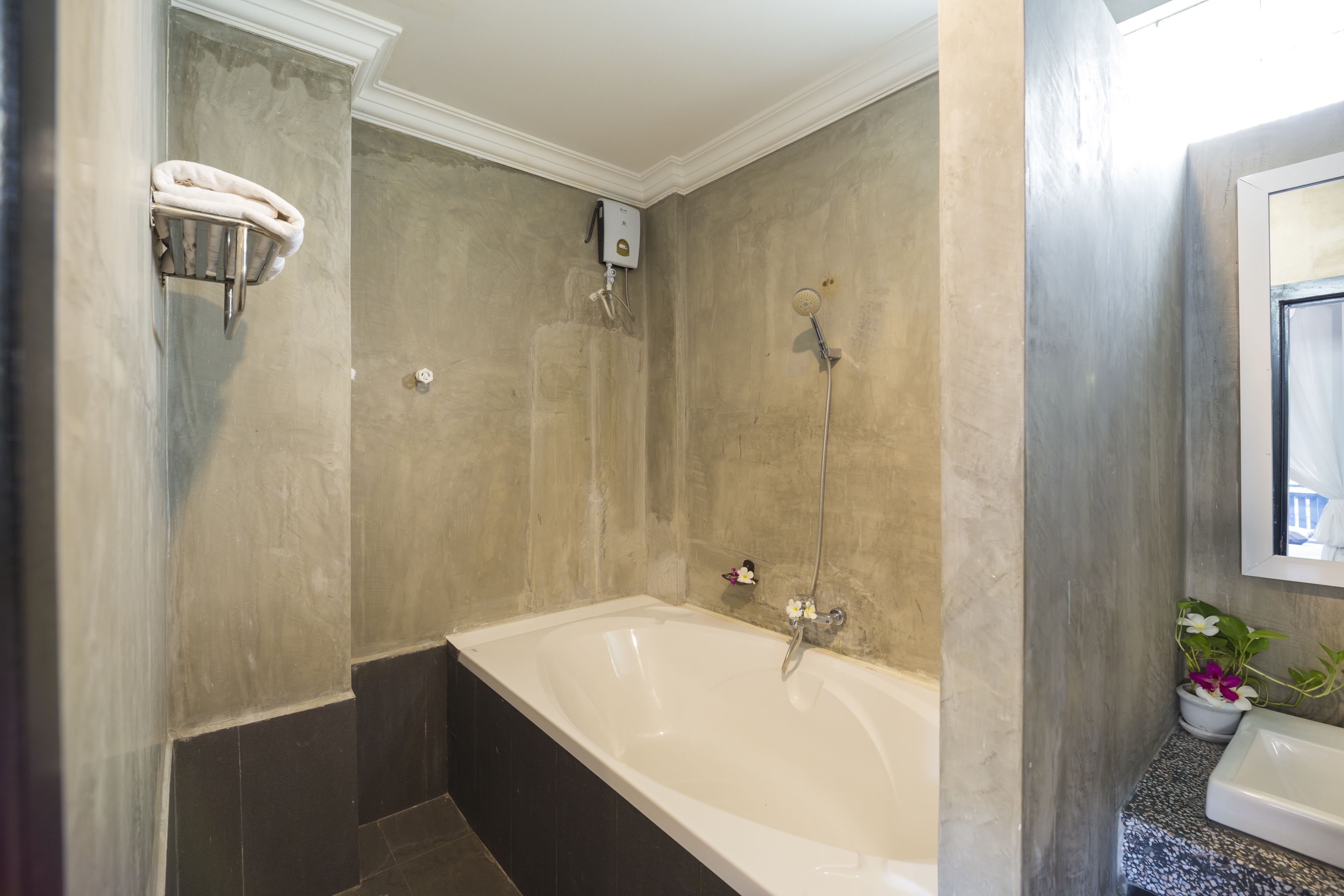 deluxe suite, pool view | bathroom | combined shower/bathtub, free toiletries, hair dryer, bathrobes