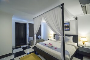 Habitació doble Deluxe | Minibar, caixa forta a l'habitació i escriptori