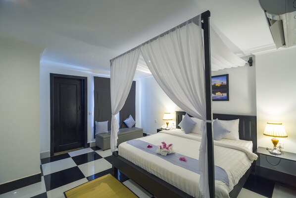 Deluxe Double Room, Pool View | 迷你吧、房內夾萬、書桌、熨斗/熨衫板