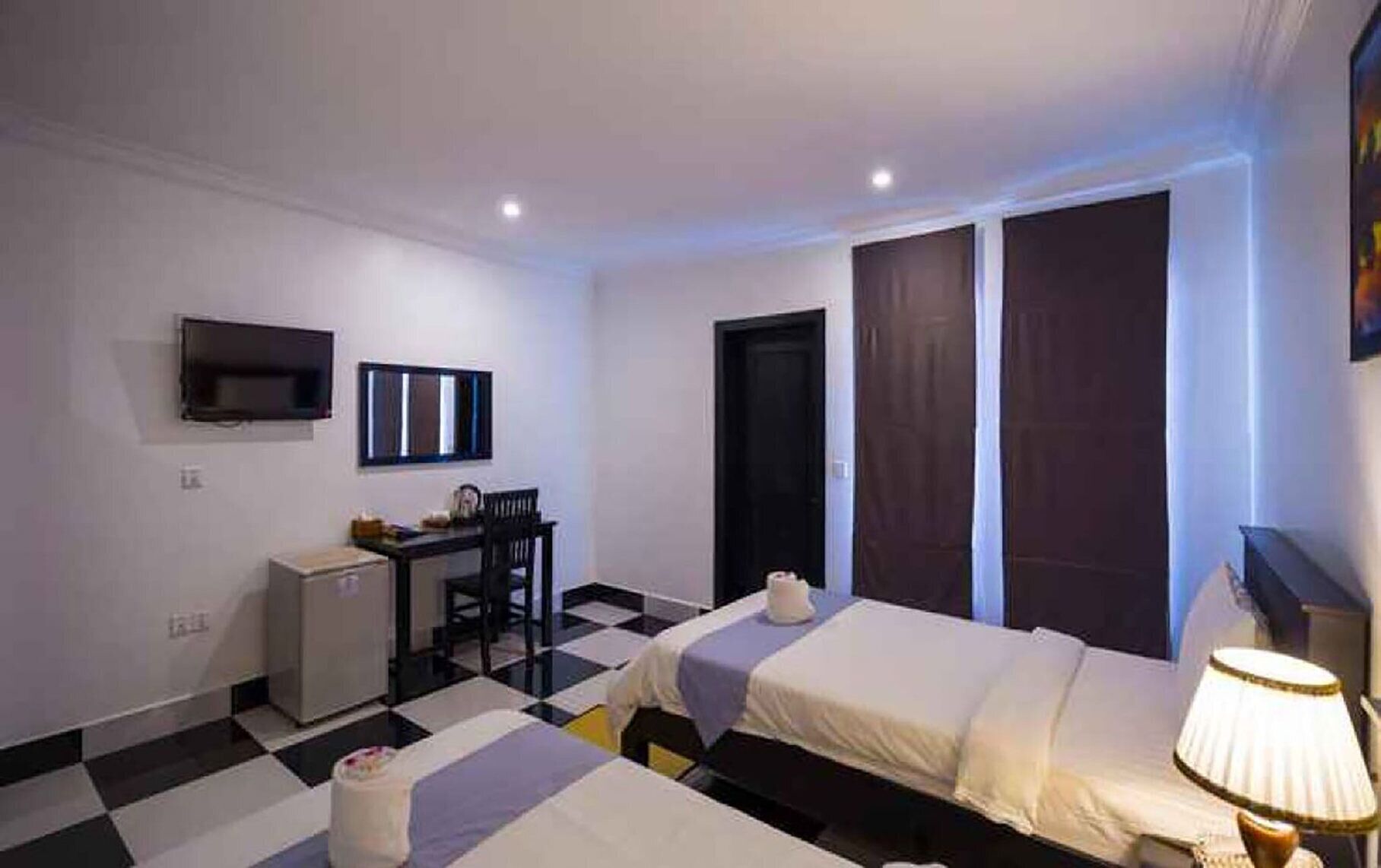 Minibar, in-room safe, desk, iron/ironing board