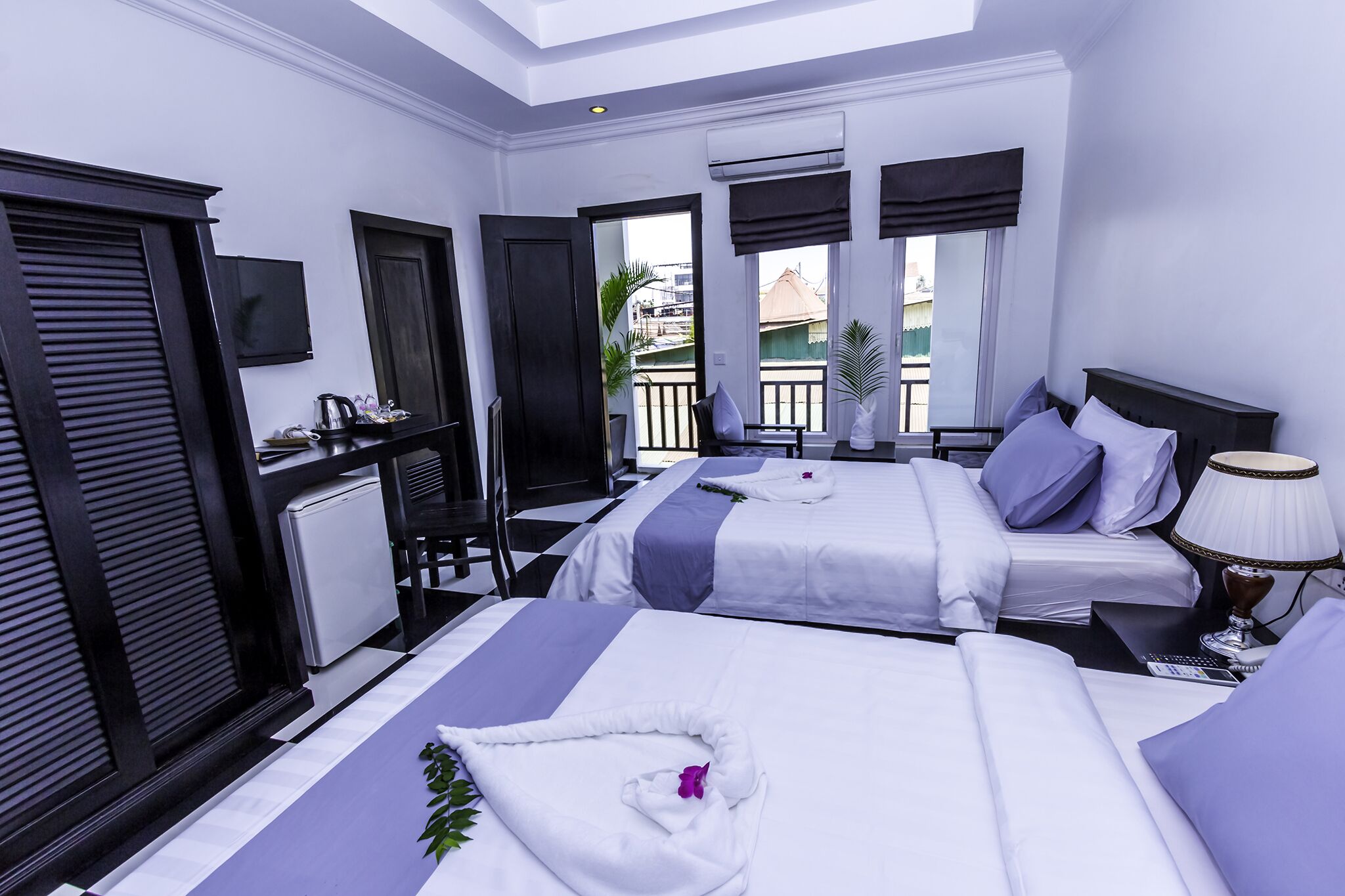 deluxe twin room, pool view | 1 bedroom, minibar, in-room safe, desk