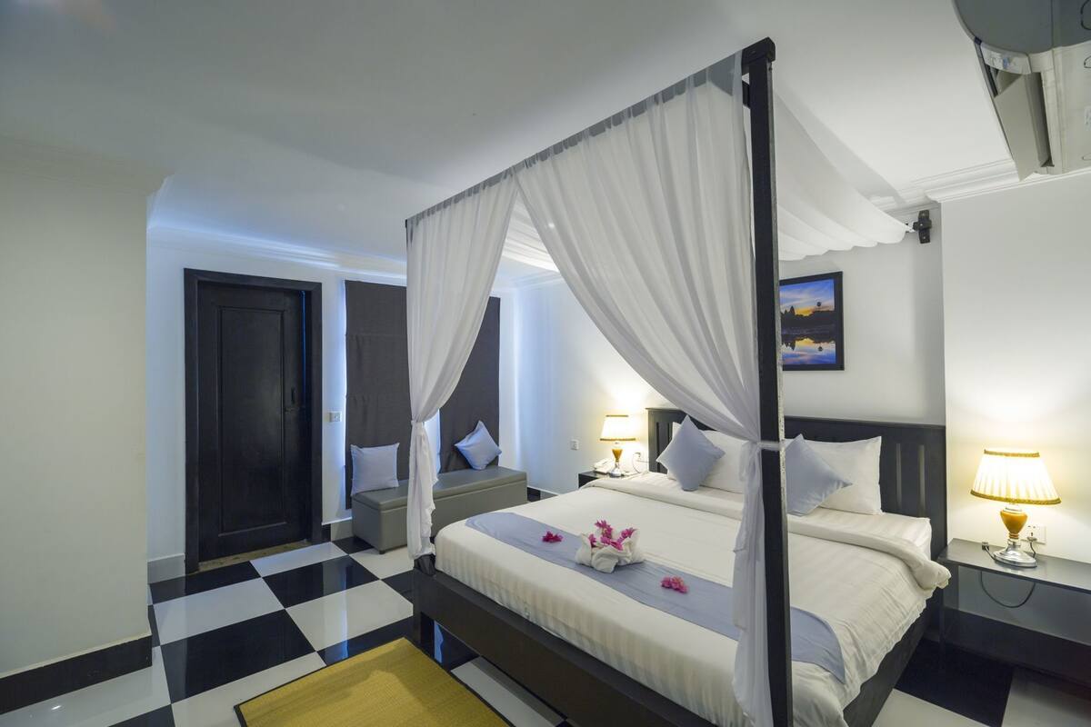 Minibar, värdeförvaringsskåp på rummet och skrivbord