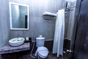 Duschwanne, kostenlose Toilettenartikel, Haartrockner, Bademäntel