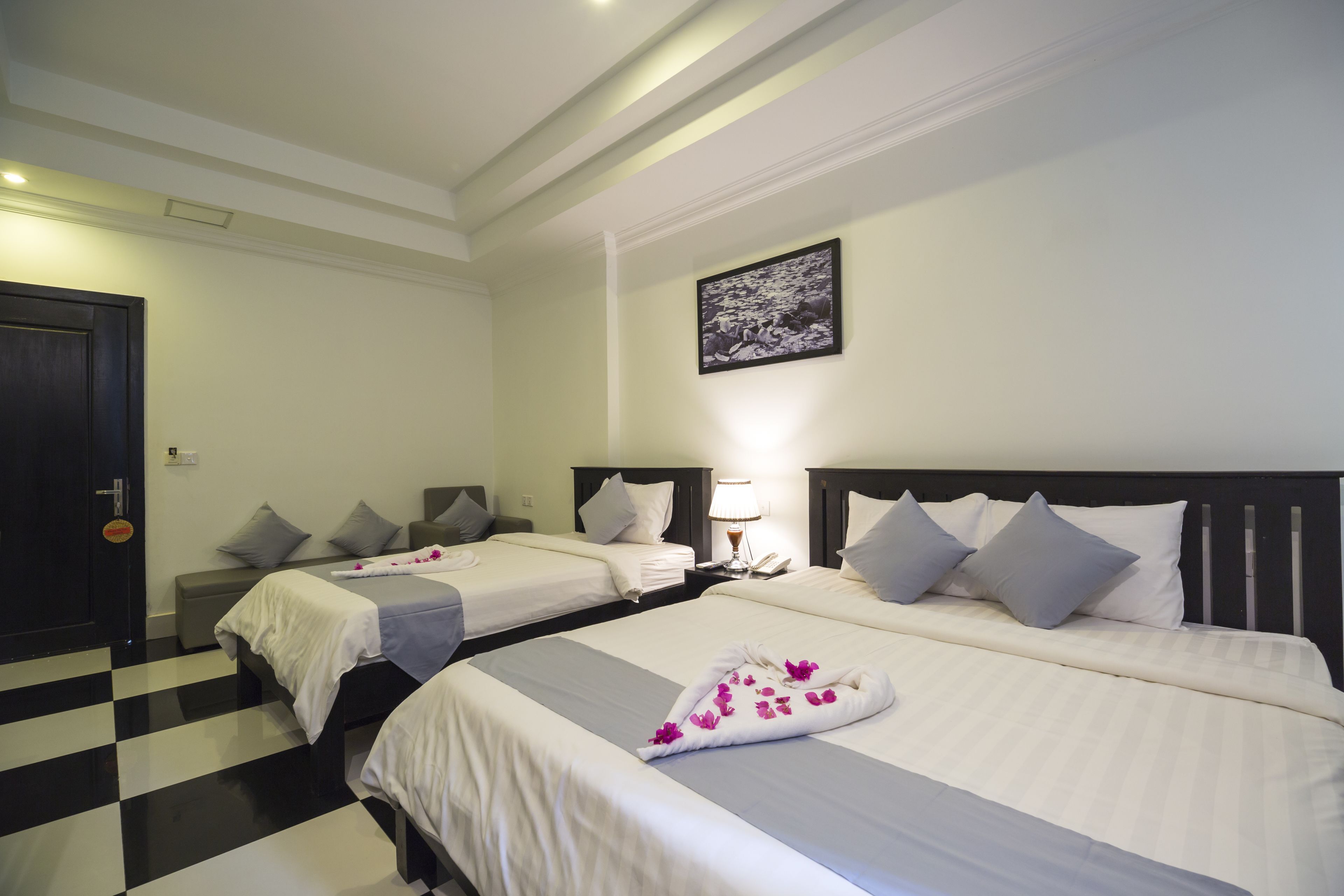 Minibar, värdeförvaringsskåp på rummet och skrivbord