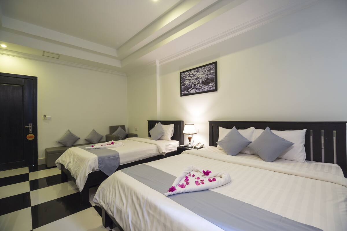 Minibar, värdeförvaringsskåp på rummet och skrivbord