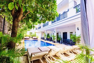 室外泳池；躺椅