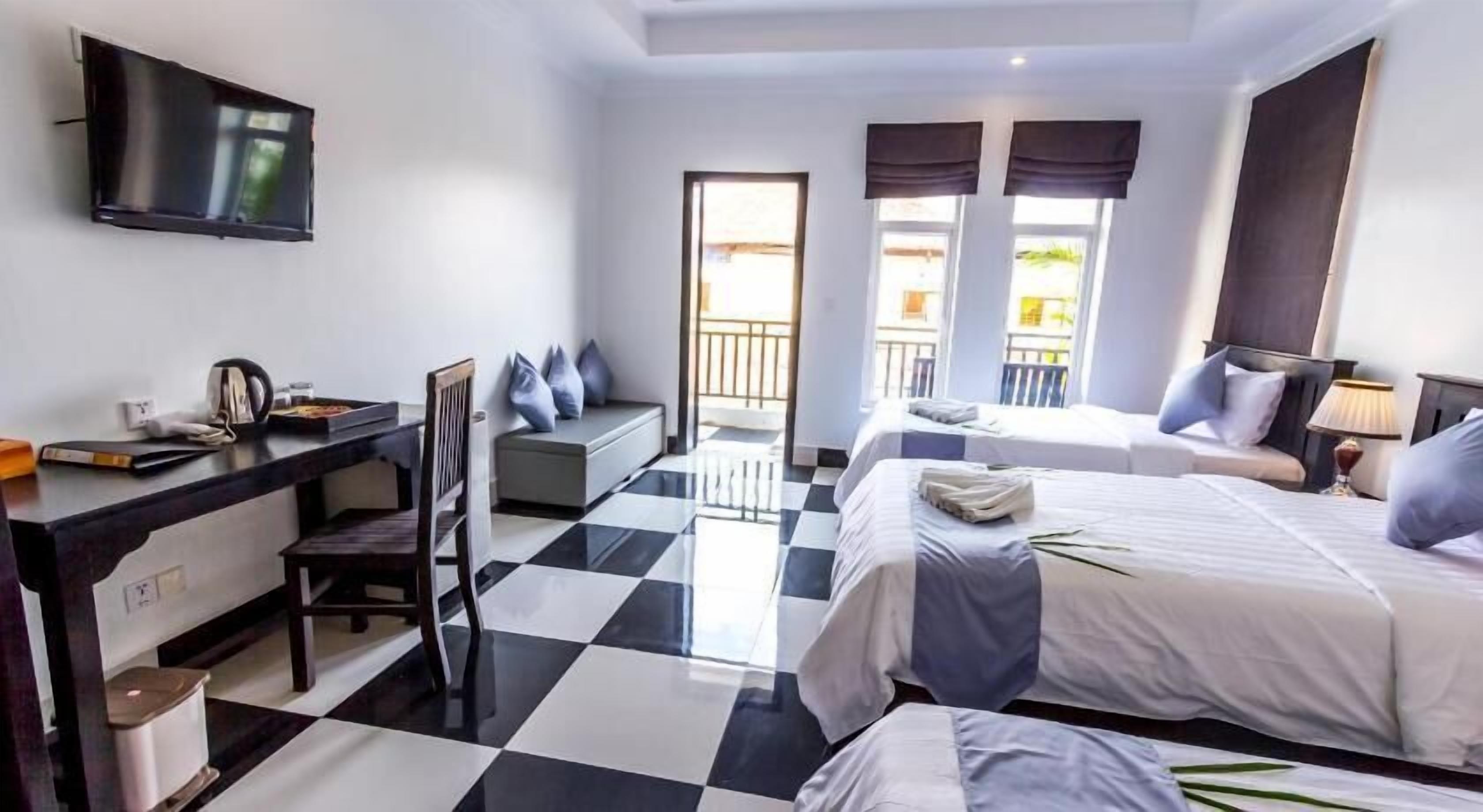 Minibar, värdeförvaringsskåp på rummet och skrivbord