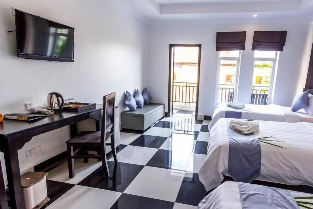 Minibar, värdeförvaringsskåp på rummet och skrivbord