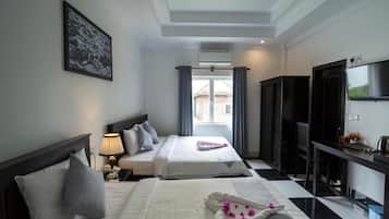 Deluxe Double Room, City View | Minibar, una cassaforte in camera, una scrivania, ferro/asse da stiro