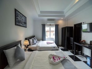 Deluxe Double Room, City View | Minibar, Zimmersafe, Schreibtisch, Bügeleisen/Bügelbrett