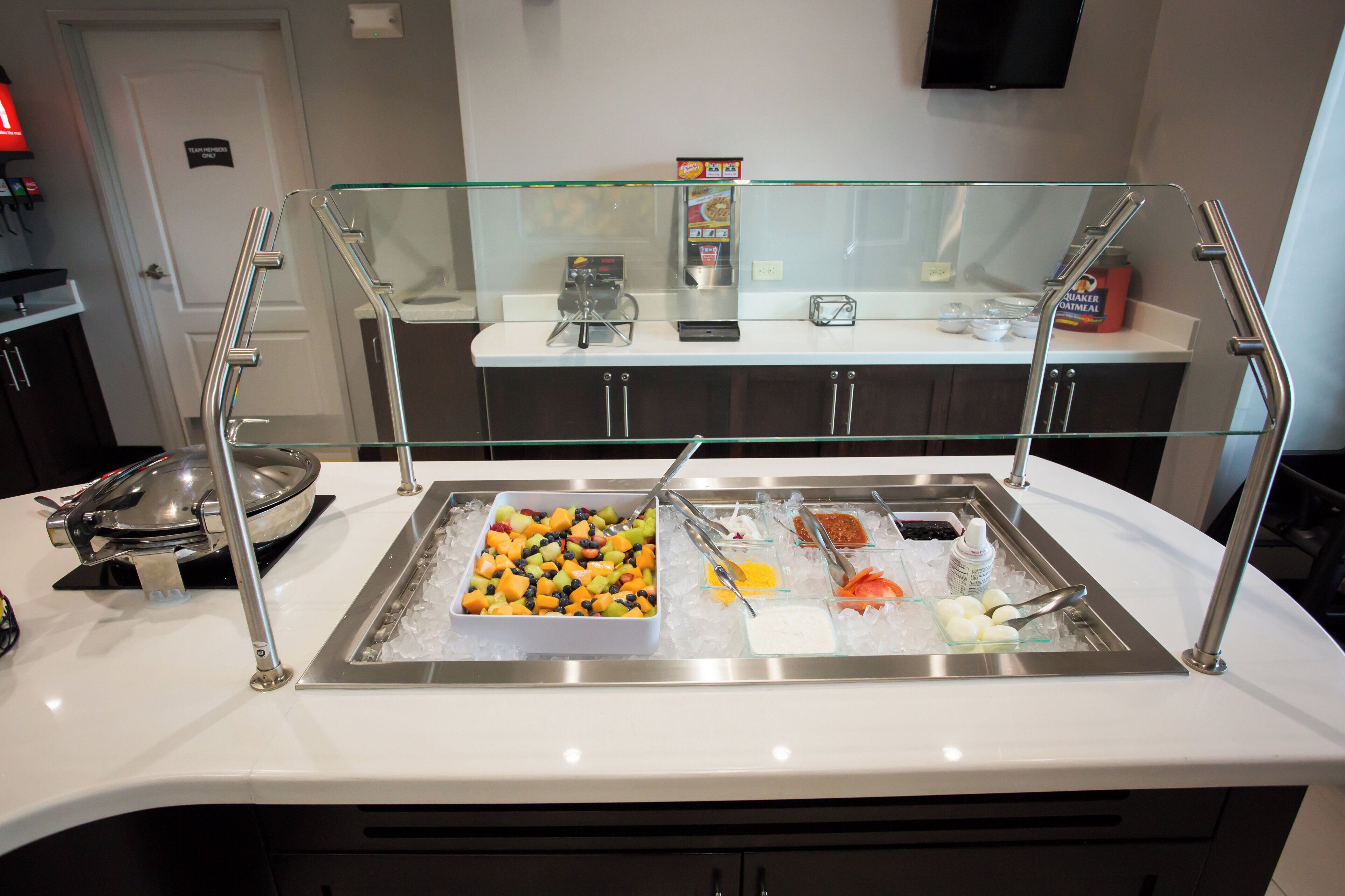 Un buffet proposant une variété de plats et d'ustensiles.