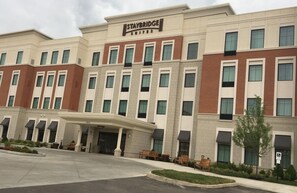 A Staybridge Suites hotel with a modern facade, multiple windows, and a covered entrance area. - Staybridge Suites Miamisburg by IHG (Miamisburg)