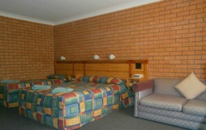 مكتب ومساحة عمل للكمبيوتر المحمول وتجهيزات عازلة للصوت ومكواة/لوح كي