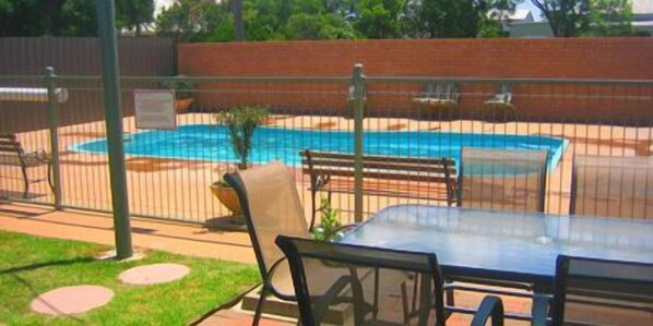 Una piscina al aire libre