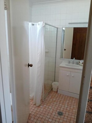 Ducha, artículos de tocador gratuitos, secador de pelo, toallas