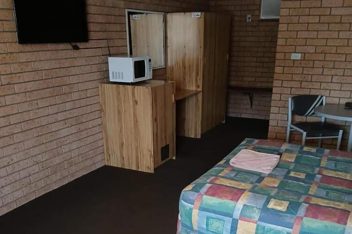 Deluxe Double Room, 1 Double Bed, Ground Floor | Living area | 32-inch flat-screen TV with cable channels, TV