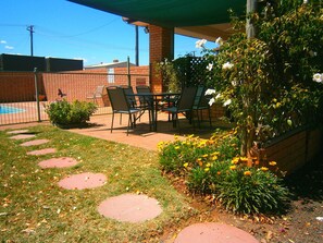 BBQ/picnic Area - Aaron Inn Motel (Narrabri)