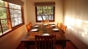 Whole House, 7 bedrooms, 4 Double, 7 Single, 3 Queen,	 | Dining