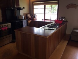 Whole House, 6 bedrooms, 4 Double, 1 Single, 3 Queen, | Private kitchen | Electric kettle, toaster, cookware/dishes/utensils, dining tables