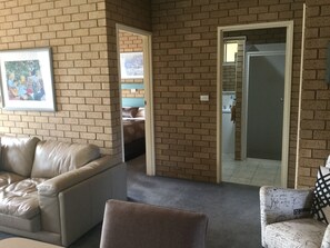 2 Bedroom Suite - Double Rate  | Living room | 80-cm LCD TV with cable channels, TV, DVD player - Sunrise Motel (Barooga)