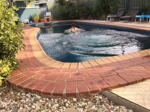 Outdoor pool, sun loungers - Sunrise Motel (Barooga)
