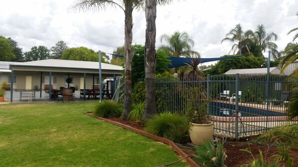 Outdoor pool, sun loungers - Sunrise Motel (Barooga)