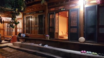 Un edificio tradicional de madera con ventanas amplias y un balcón.