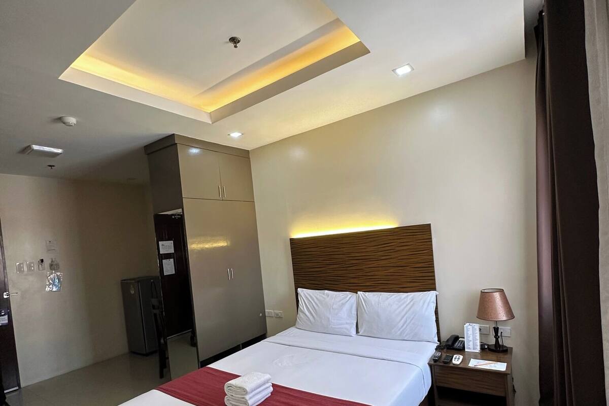 Premium bedding, in-room safe, desk, blackout drapes