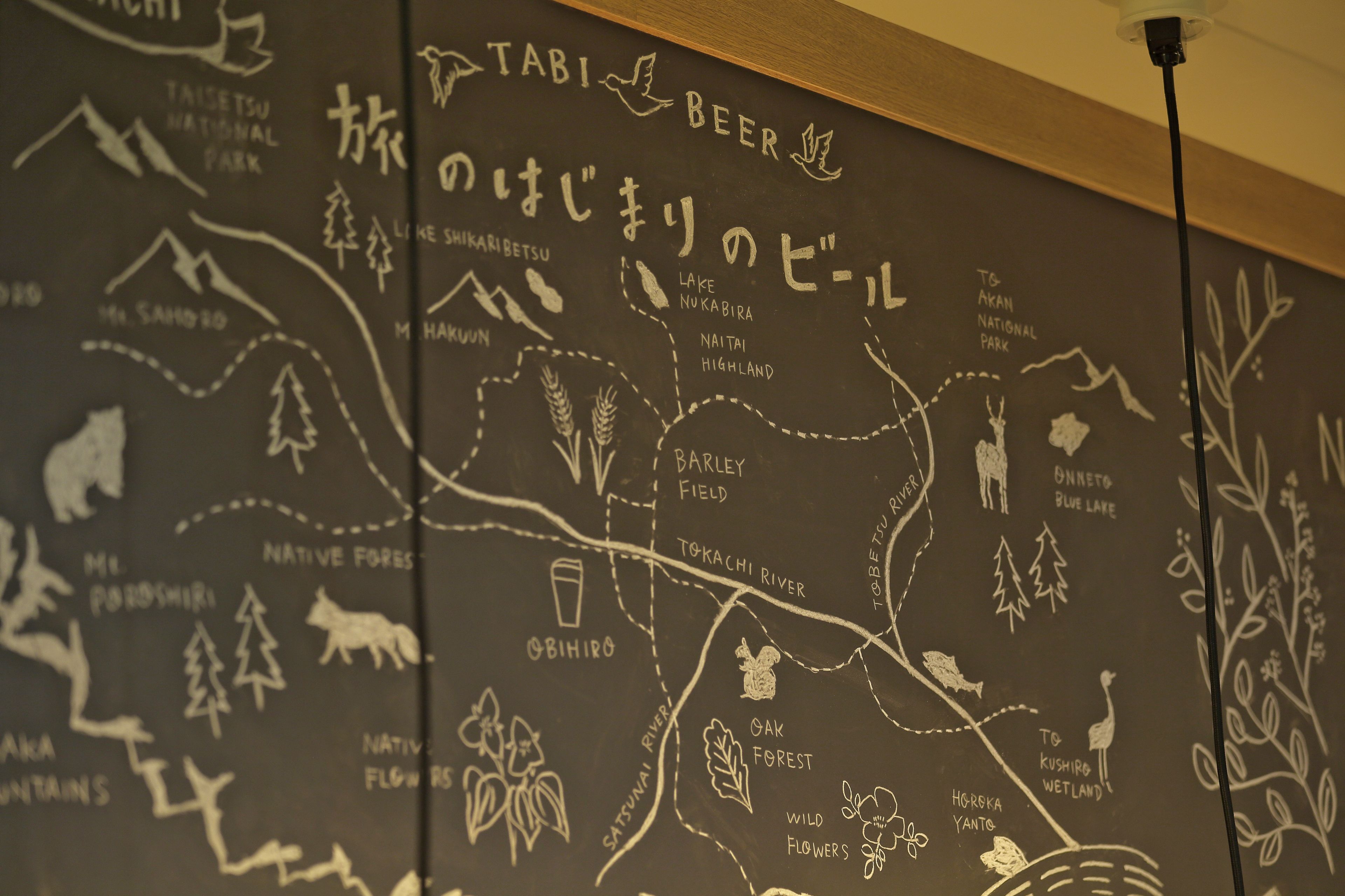 Una pared con un mapa y texto, incluyendo 