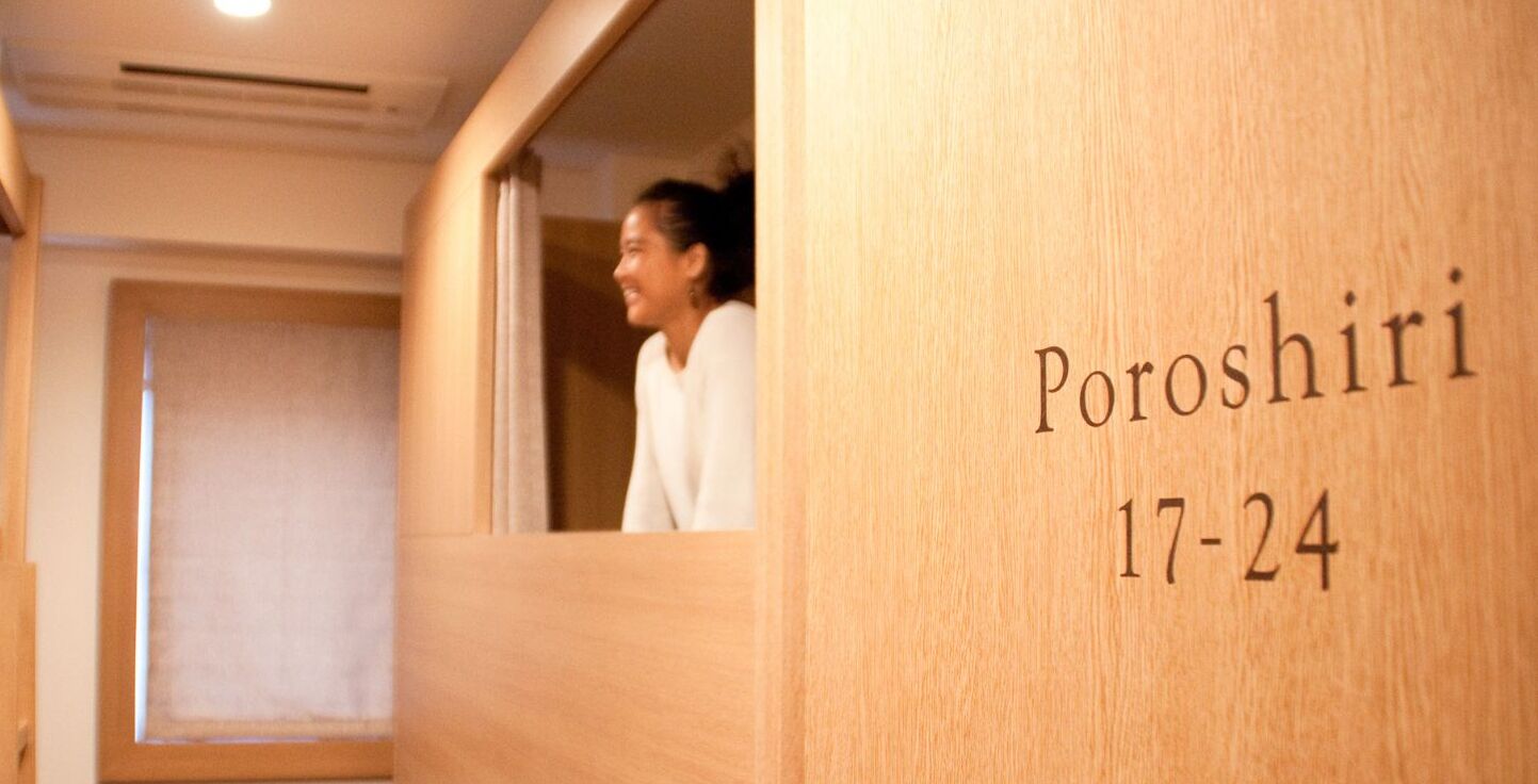 Un intérieur en bois avec une enseigne indiquant « Poroshiri 17-24 ».