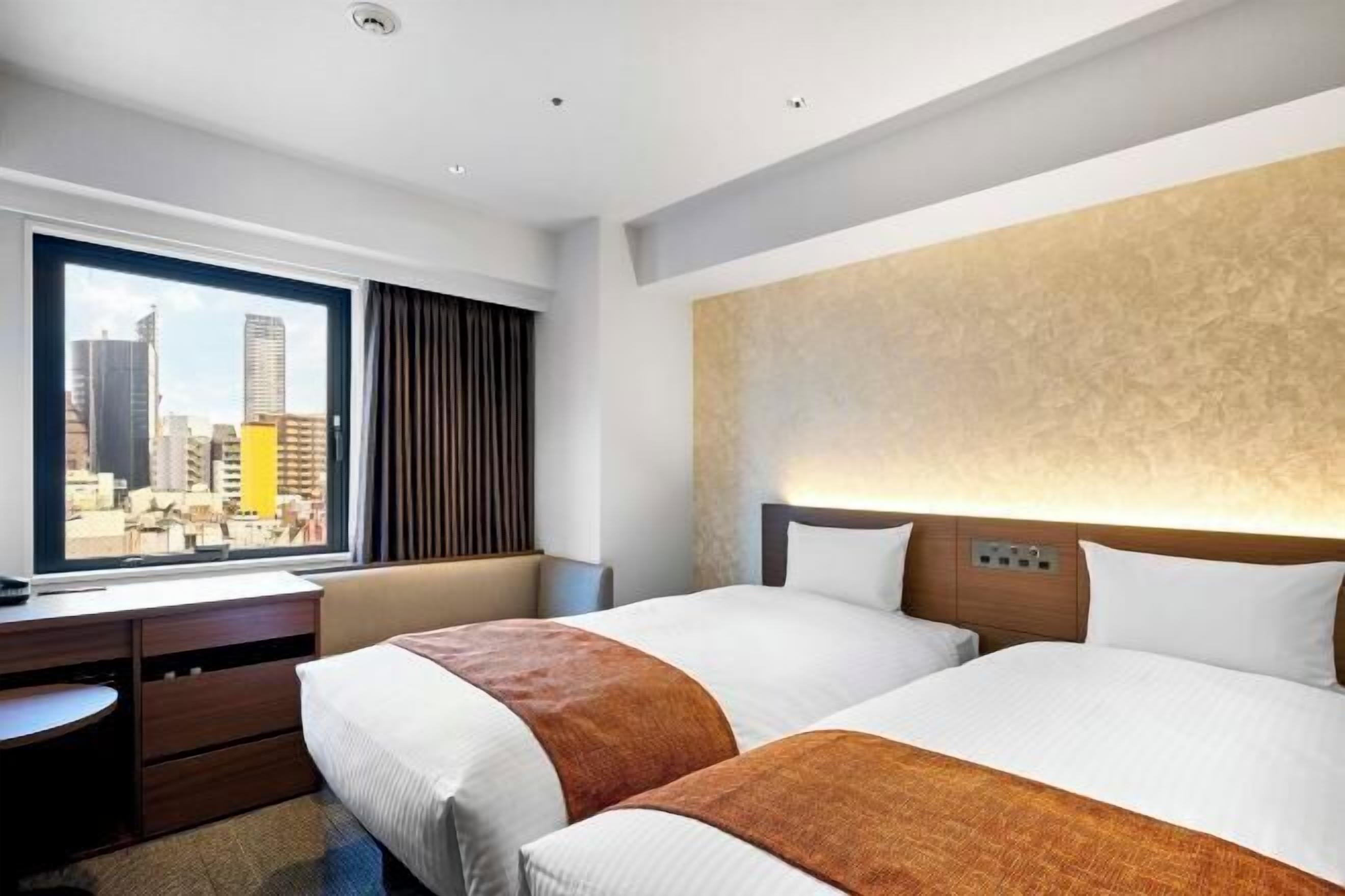 Bộ đồ giường cao cấp, chăn bông, két bảo mật tại phòng 