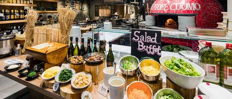 Petit déjeuner buffet (1900 JPY par personne)
