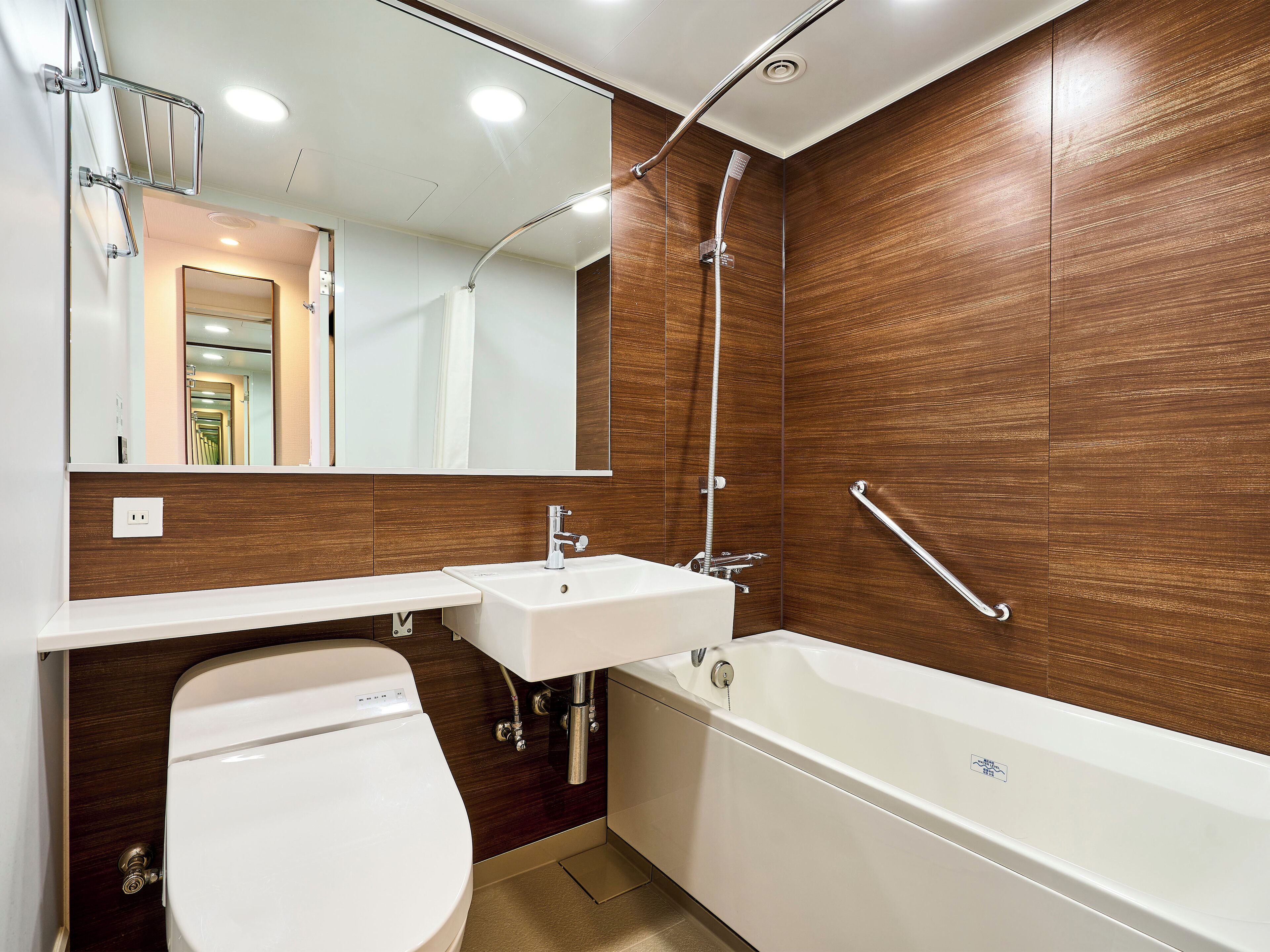 Un baño moderno con inodoro, lavamanos y bañera.