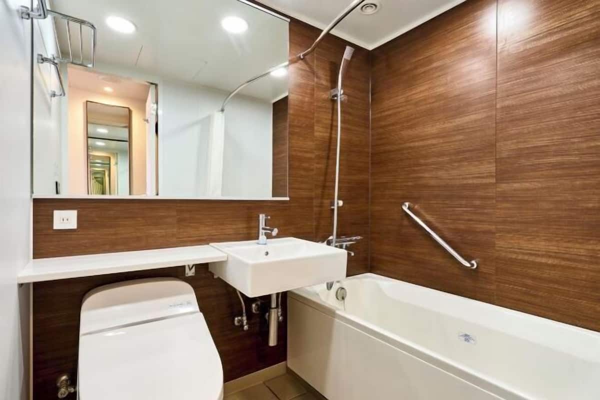 Combined shower/bathtub, deep-soaking bathtub, free toiletries