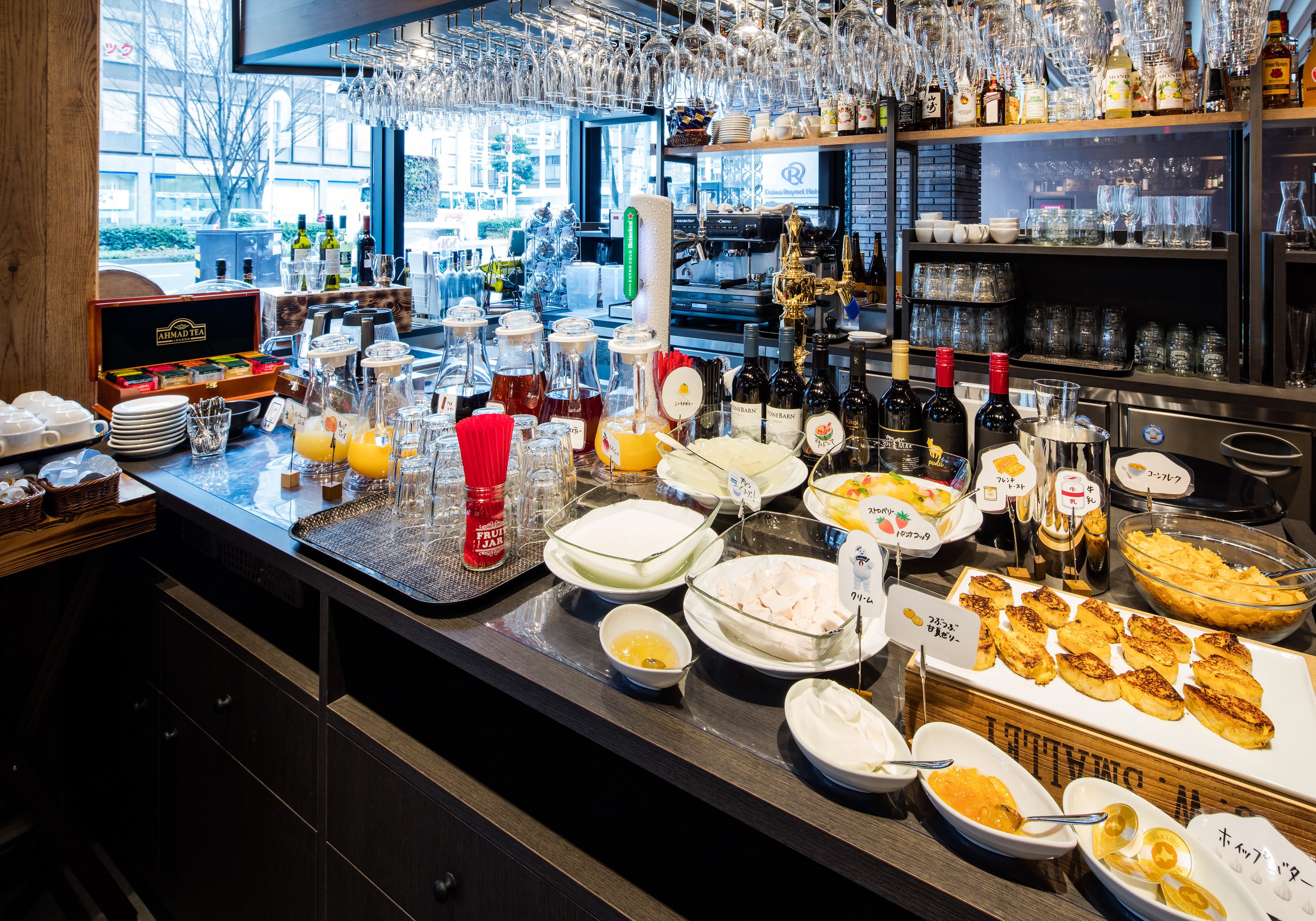 daily buffet breakfast (jpy 1900 per person)