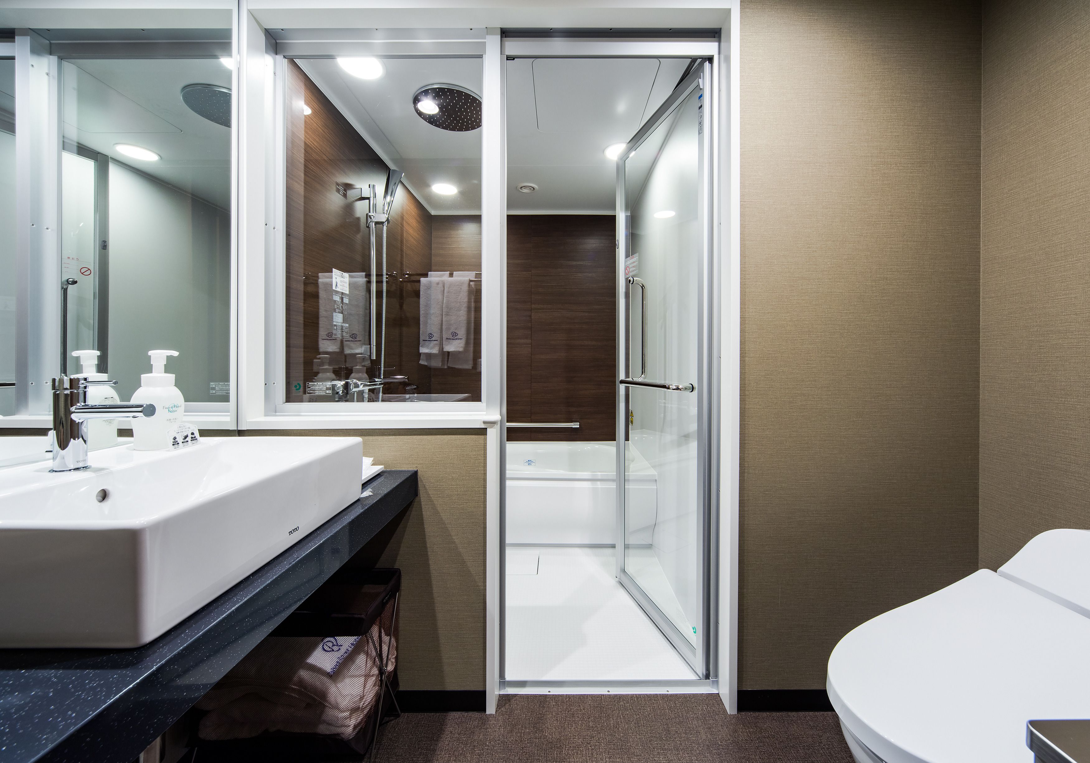 combined shower/bathtub, deep-soaking bathtub, free toiletries