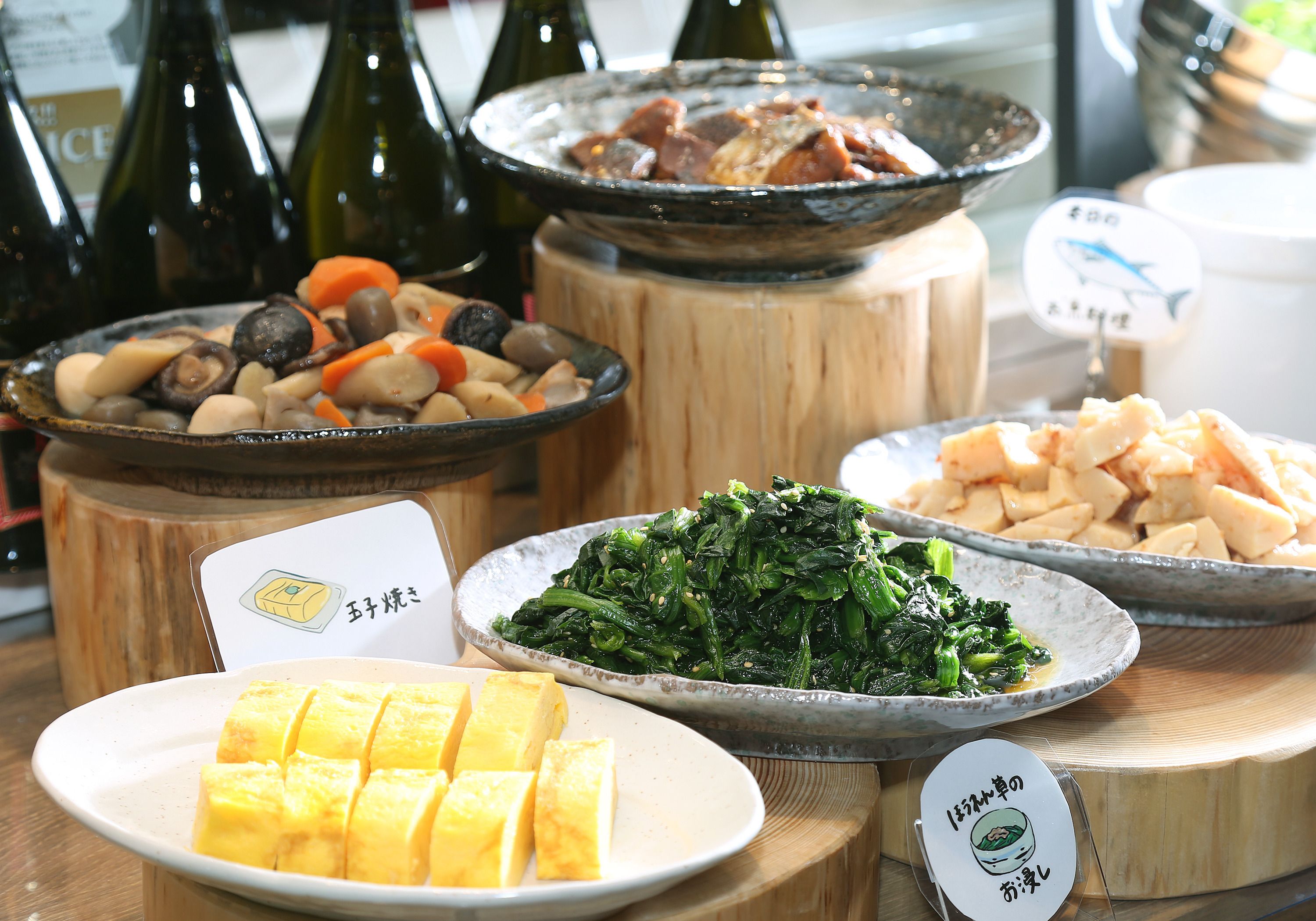 Variedad de platos en tablas de madera, incluyendo tofu, hongos y hojas verdes.