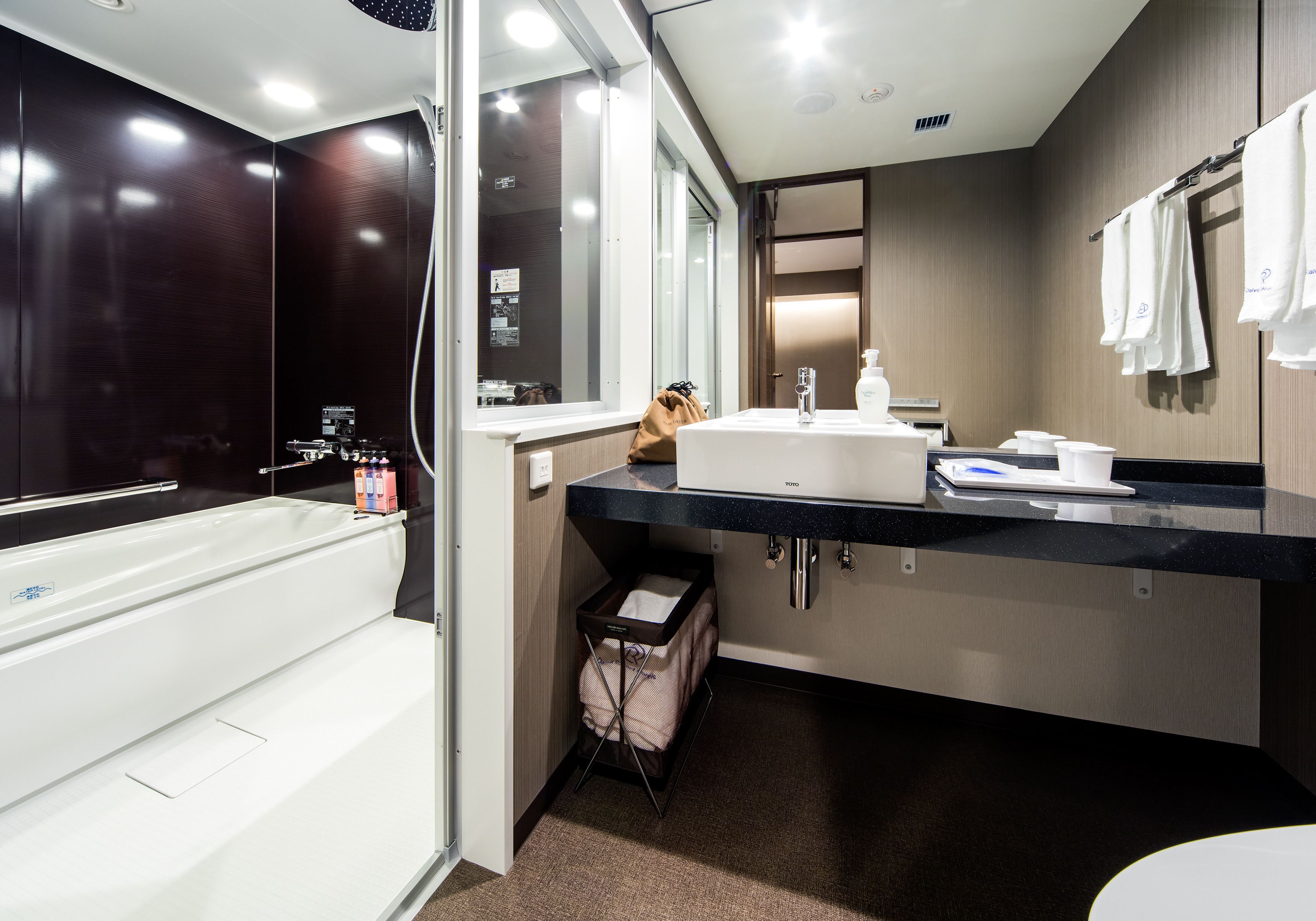 combined shower/bathtub, deep-soaking bathtub, free toiletries