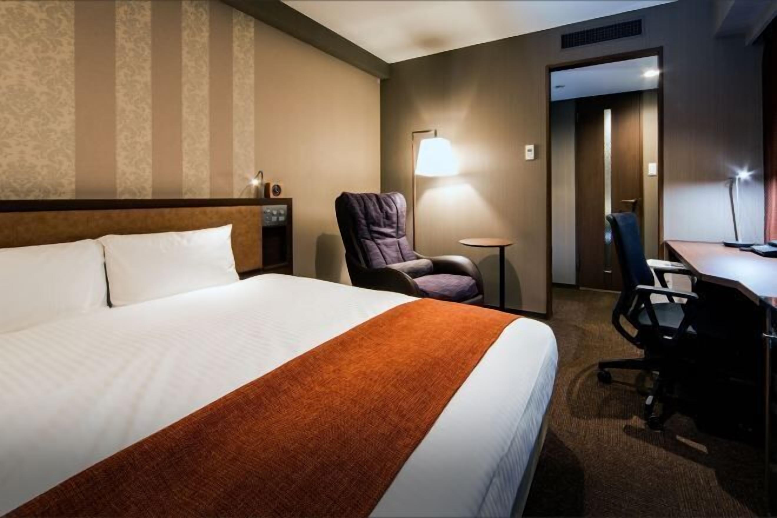 Bộ đồ giường cao cấp, chăn bông, két bảo mật tại phòng 