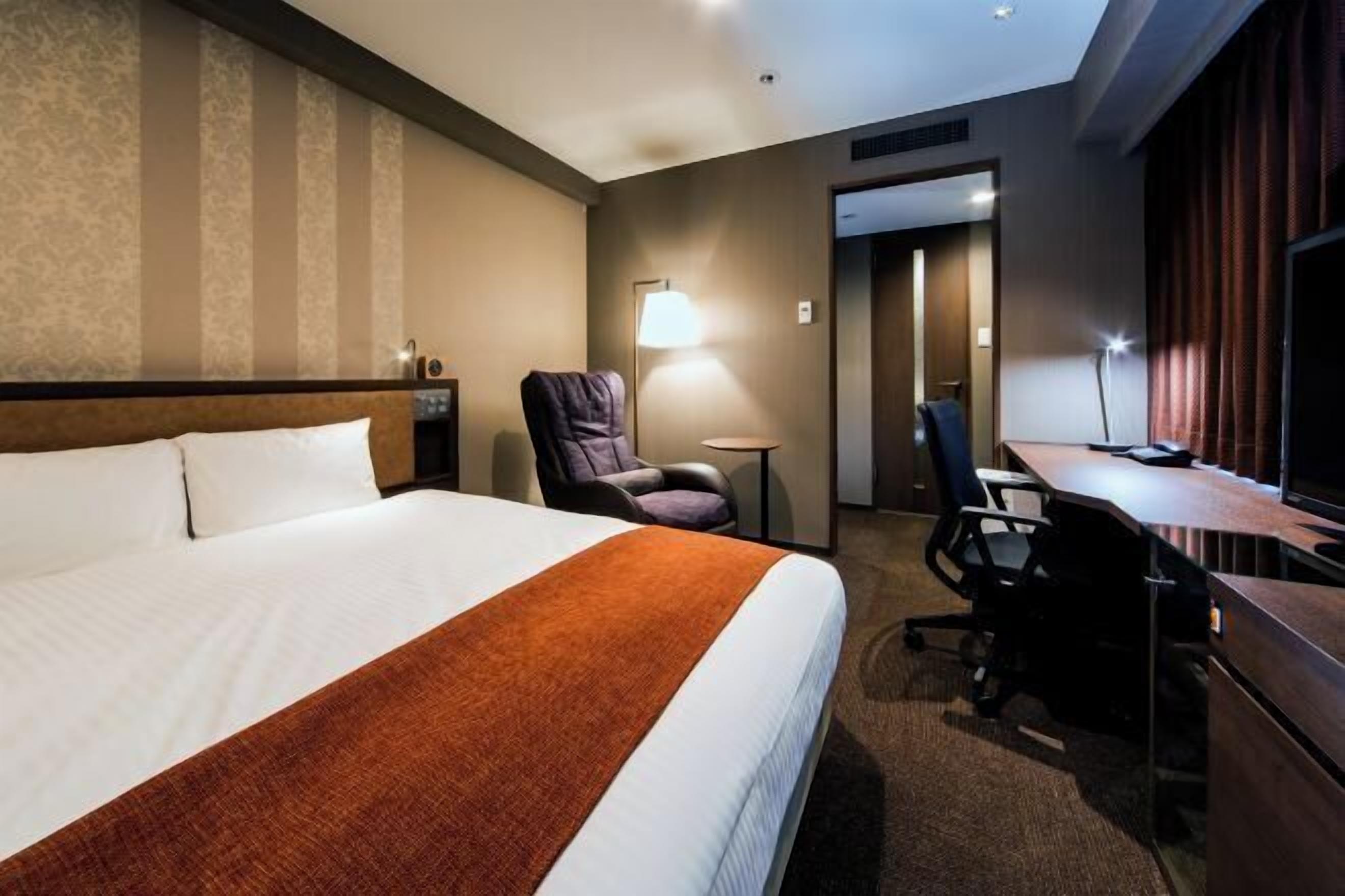 Bộ đồ giường cao cấp, chăn bông, két bảo mật tại phòng 