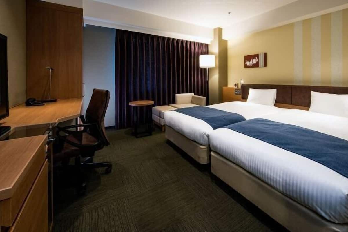 Premium bedding, down comforters, in-room safe, individually decorated