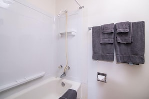 Chambre, 2 lits une place | Salle de bain | Ensemble douche/baignoire, serviettes fournies