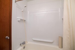 Room, 1 Double Bed | Bathroom | Combined shower/bathtub, towels - Wild Goose Motel and Campground (Kerrobert)