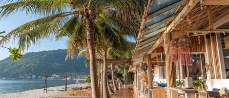 Se sirven desayunos, almuerzos y cenas; cocina internacional