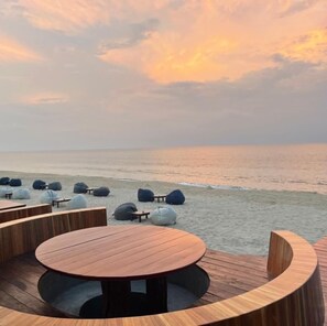 Breakfast, lunch and dinner served - Supar Royal Beach Hotel (Khanom)