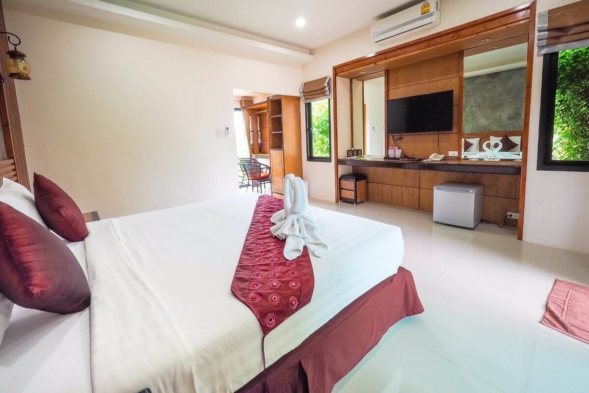 Deluxe Room, River View | Desk, blackout drapes, rollaway beds (surcharge), WiFi (free)